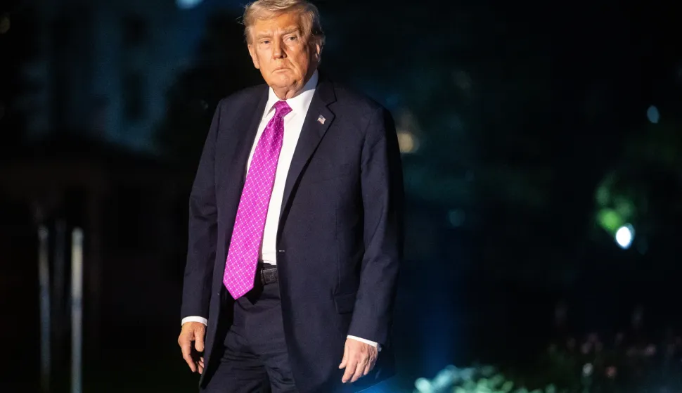 epa12378105 US President Donald Trump arrives on the South Lawn of the White House in Washington, DC, USA, 14 September 2025. EPA/Francis Chung/POOL