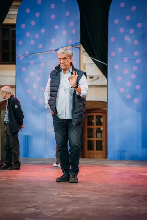 Vremeplov najveće tradicijske manifestacije, kroz svečanost otvorenja ovogodišnjih, 60. Vinkovačkih jeseni, vraća nas samom ishodištu, na Borince. Temu prati i scenografija koju, kao i lani, potpisuje Dubravko Mataković.