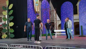 Vremeplov najveće tradicijske manifestacije, kroz svečanost otvorenja ovogodišnjih, 60. Vinkovačkih jeseni, vraća nas samom ishodištu, na Borince. Temu prati i scenografija koju, kao i lani, potpisuje Dubravko Mataković.