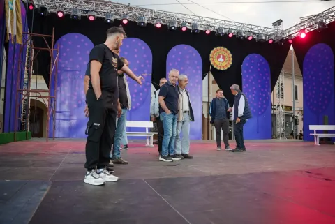 Vremeplov najveće tradicijske manifestacije, kroz svečanost otvorenja ovogodi&scaron;njih, 60. Vinkovačkih jeseni, vraća nas samom ishodi&scaron;tu, na Borince. Temu prati i scenografija koju, kao i lani, potpisuje Dubravko Mataković.