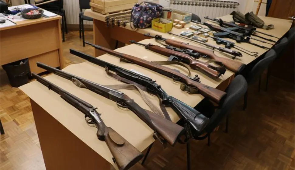 Arsenal oružja i više od 350 kg duhana, oduzeto dvojici u Požeško-slavonskoj županiji, oružje, puške, ilustracija