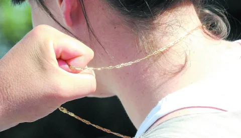 strgnuo lančić ženi s vrata u Osijeku