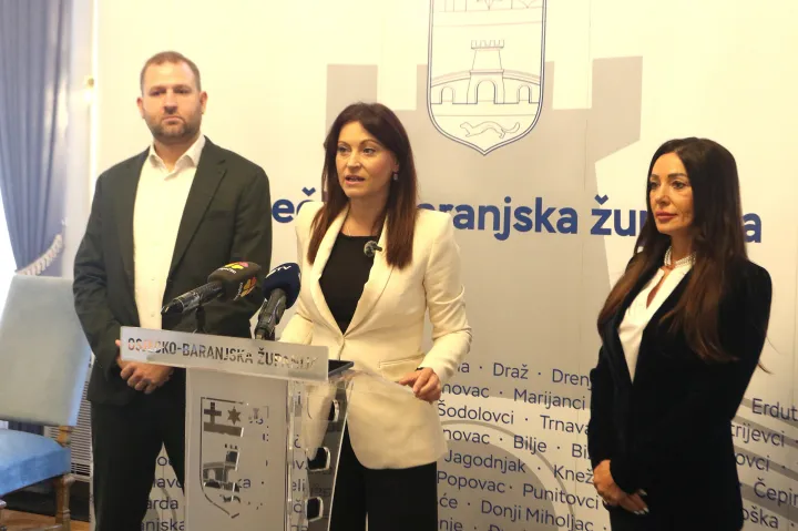 Osijek, 19. 09. 2025, Trg Ante Starčevića 2. Press: 7. izdanje manifestacije HeadOnEast. Mislav Matišić, Nataša Tramišak i Tatjana Turalija.snimio GOJKO MITIĆ