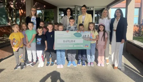 PRIVLAKAPočela je provedba projekta "EKOavantura &ndash; učionica pod kro&scaron;njama" O&Scaron; Stjepana Antolovića iz Privlake, u sklopu dm natječaja ZAJEDNO za zelene ideje.rujan 2025.