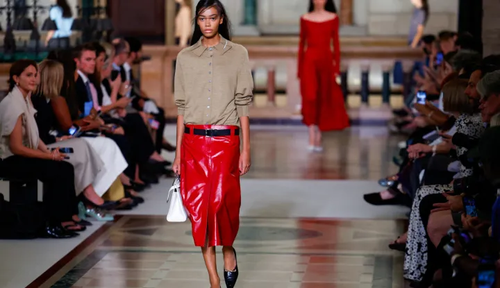A model presents a creation from the Tory Burch Spring/Summer 2026 collection during New York Fashion Week in New York City, U.S., September 15, 2025. REUTERS/Kylie Cooper Photo: Kylie Cooper/REUTERS