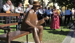 VINKOVCIU parku na Trgu bana Šokčevića svečano je otkriven spomenik osnivačima Vinkovačkih jeseni, najveće hrvatske tradicijske kulturne manifestacije. Skulptura u bronci "Osnivač" rad je vinkovačkog akademskog kipara Dejana Durakovića, a prikazuje lik Šokca koji s pogledom prema središnjoj pozornici Jeseni postaje personifikacija svih onih velikana grada i sela koji su stvarali Vinkovačke jeseni. Sa zlatnom jabukom u rući simbolizira Vinkovce, Borince, Vinkovačke jeseni, plodnost i život slavonskog čovjeka.19. 9. 2025.