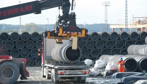 Pipes for the Baltic Sea pipeline Nord Stream are loaded on the premises of the ferry port Sassnitz-Mukran, Germany, 07 October 2011. The last of the 126,000 planned tubes are currently constructed by the French pipeline manufacturer Eupec in Sassnitz. Photo: Stefan Sauer/DPA/PIXSELL