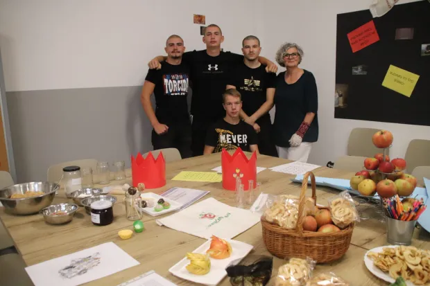 VINKOVCI - U organizaciji učeničke zadruge "Vridne ruke" i turističke skupine "Istraživači baštine" predvorje vinkovačke Srednje strukovne škole ukrašeno je u skladu s Vinkovačkim jesenima što se upravo održavaju u gradu na BosutuRUJAN 2025.