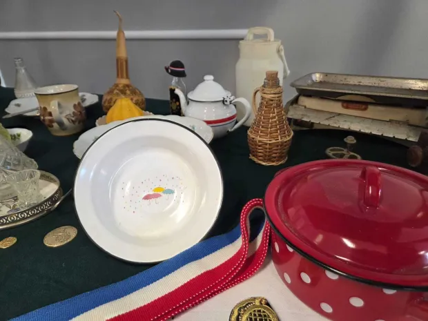 VINKOVCI - U organizaciji učeničke zadruge "Vridne ruke" i turističke skupine "Istraživači baštine" predvorje vinkovačke Srednje strukovne škole ukrašeno je u skladu s Vinkovačkim jesenima što se upravo održavaju u gradu na BosutuRUJAN 2025.