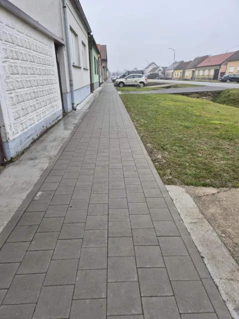 STRIZIVOJNADa neka ulica u nekom mjestu dobiva novi nogostup, osim za tu lokalnu sredinu, tu lokalnu zajednicu, i nije neka vijest, no kada nove nogostupe dobiva najduža ulica u Republici Hrvatskoj – Ulica braće Radić u Strizivojni, onda je to megaprojekt koji teče kroz više godina, kroz više investicija, odnosno etapa, kao i iz više izvora su/financiranja.lipanj 2025.