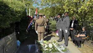 SLAVONSKI BROD - U Slavonskom Brodu odana je počast Luki Andrijaniću, heroju obrane grada Vukovara, koji je poginuo 1991., nekoliko dana prije 20. rođendana. Luka je u lipnju 1991. otišao iz svoje rodne Velike Brusnice u BiH kako bi pristupio 4. bojnoj 3. gardijske brigade. Nekoliko mjeseci prije izišao je iz JNA sa znanjem vrhunskog protuavionca. Tijekom obrane grada Vukovara, mladi Luka Andrijanić u kratkom razmaku oborio je čak četiri aviona. 20. 6. 2025.