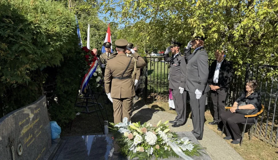 SLAVONSKI BROD - U Slavonskom Brodu odana je počast Luki Andrijaniću, heroju obrane grada Vukovara, koji je poginuo 1991., nekoliko dana prije 20. rođendana. Luka je u lipnju 1991. otišao iz svoje rodne Velike Brusnice u BiH kako bi pristupio 4. bojnoj 3. gardijske brigade. Nekoliko mjeseci prije izišao je iz JNA sa znanjem vrhunskog protuavionca. Tijekom obrane grada Vukovara, mladi Luka Andrijanić u kratkom razmaku oborio je čak četiri aviona. 20. 6. 2025.