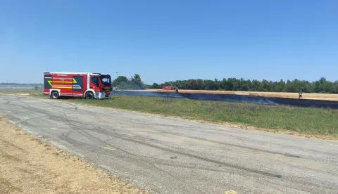 U sklopu sportsko-poslovne zračne luke Čepin izbio požar na otvorenom prostoru