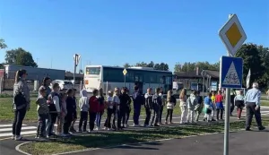 Policijski službenici Postaje prometne policije Osijek jučer su dočekali prve ovogodišnje prvašiće iz Osnovne škole Josipovac na prometnom vježbalištu za obuku djece pješaka i biciklista u Ulici svetog Leopolda Bogdana Mandića, gdje su u suradnji s predstavnicima Automoto kluba Slavonac započeli održavanje prometno-edukativna predavanja djece u sklopu akcija ''Poštujte naše znakove'' i ''Sigurno u školu s Hrvatskim autoklubom''.