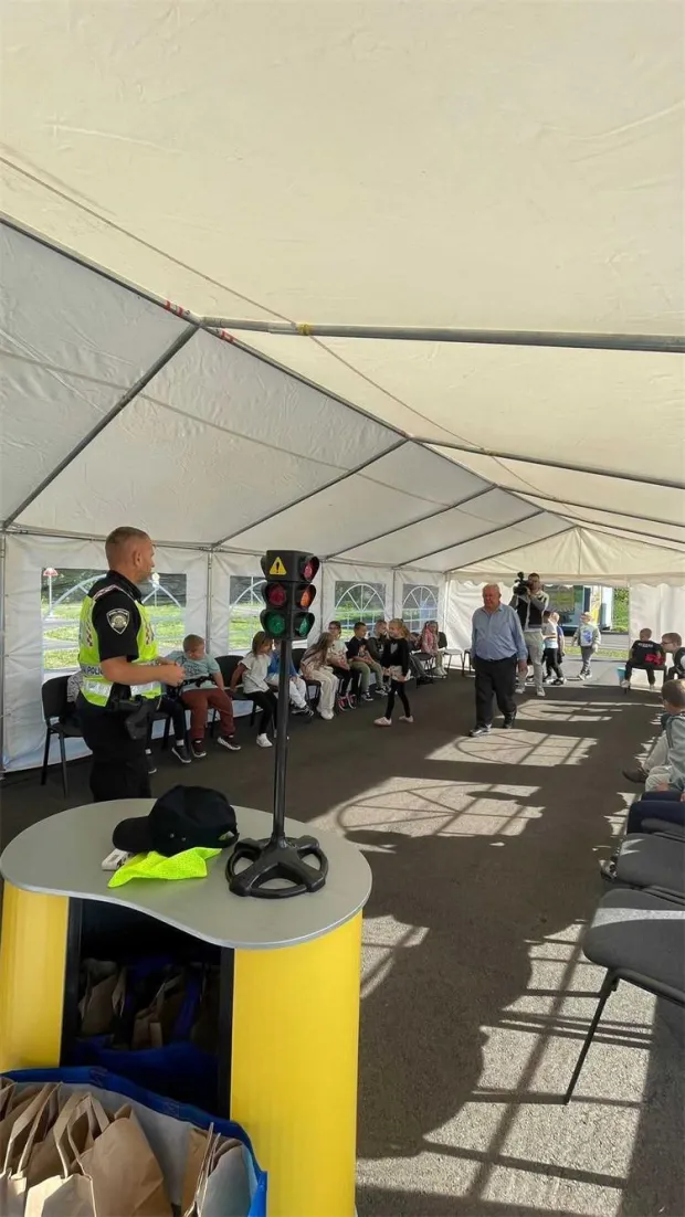 Policijski službenici Postaje prometne policije Osijek jučer su dočekali prve ovogodišnje prvašiće iz Osnovne škole Josipovac na prometnom vježbalištu za obuku djece pješaka i biciklista u Ulici svetog Leopolda Bogdana Mandića, gdje su u suradnji s predstavnicima Automoto kluba Slavonac započeli održavanje prometno-edukativna predavanja djece u sklopu akcija ''Poštujte naše znakove'' i ''Sigurno u školu s Hrvatskim autoklubom''.