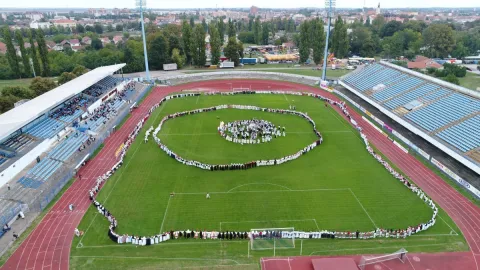 Nakon sinoćnjeg svečanog otvorenja er i uzbuđenja koje se širi gradom, Vinkovačke jeseni ulaze u svoj pretposljednji dan. Subota je u znaku djece, folklora, starih običaja i nezaboravne pjesme, dok se u isto vrijeme odbrojava do vrhunca manifestacije – Svečanog mimohoda, koji nas čeka u sutrašnje prijepodne. 