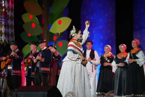 Nakon sinoćnjeg svečanog otvorenja er i uzbuđenja koje se širi gradom, Vinkovačke jeseni ulaze u svoj pretposljednji dan. Subota je u znaku djece, folklora, starih običaja i nezaboravne pjesme, dok se u isto vrijeme odbrojava do vrhunca manifestacije – Svečanog mimohoda, koji nas čeka u sutrašnje prijepodne. 