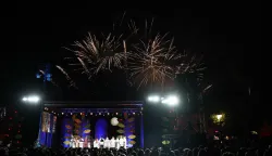 Nakon sinoćnjeg svečanog otvorenja er i uzbuđenja koje se širi gradom, Vinkovačke jeseni ulaze u svoj pretposljednji dan. Subota je u znaku djece, folklora, starih običaja i nezaboravne pjesme, dok se u isto vrijeme odbrojava do vrhunca manifestacije – Svečanog mimohoda, koji nas čeka u sutrašnje prijepodne. 