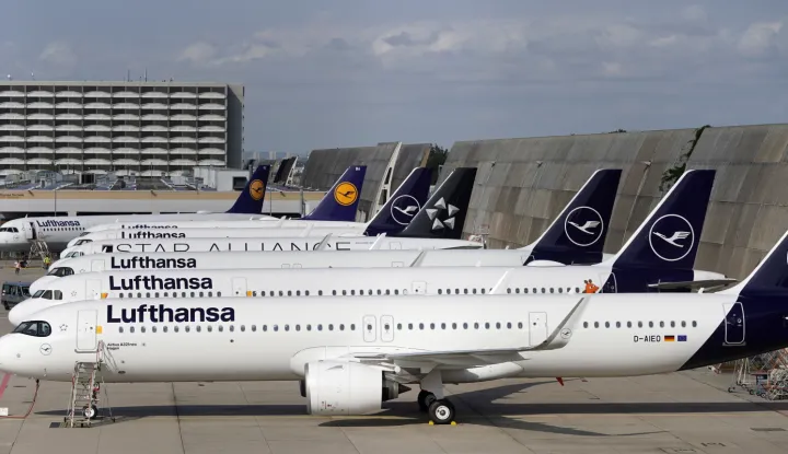 epa10093437 Airplanes of Lufthansa on a tarmac during a warn strike of the ground staff of German airline Lufthansa at the international airport in Frankfurt am Main, Germany, 27 July 2022. The trade union Ver.di called on around 20,000 ground staff nationwide to stage a one-day warning strike on Wednesday 27 July over pay negotiations. Lufthansa had to cancelled more than 1000 flights from their main hubs in Frankfurt and Munich. EPA/RONALD WITTEK