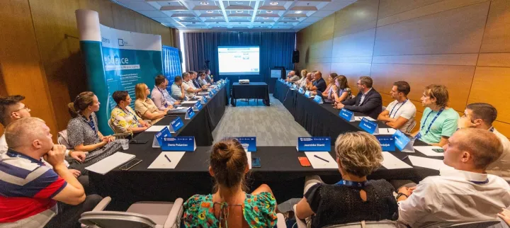 Zagreb, 20. 2025. Prema procjenama američkog Centers for Disease Control and Prevention (CDC), čak 1 od 5 odraslih osoba u SAD-u, odnosno 53,2 milijuna ljudi, ima neki oblik artritisa. Među više poznatih oblika ove bolesti, osteoartritis (OA) je najčešći, pogađajući 32,5 milijuna odraslih osoba. Zbog toga zdravstveni sustavi diljem svijeta ulažu iznimne napore u pronalaženje učinkovitijih terapijskih rješenja.