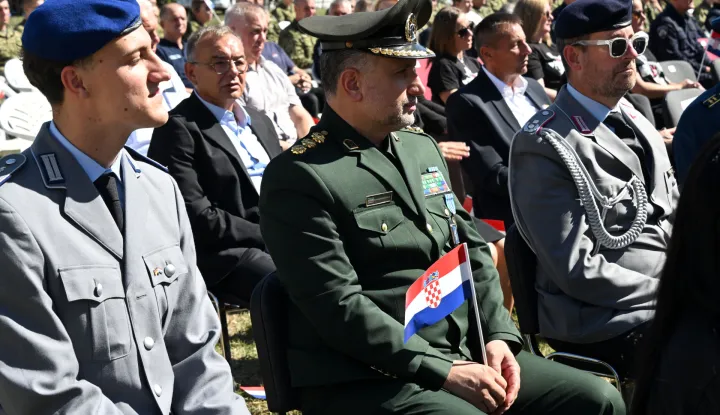 Vukovar, 20.09.2025. - Središnja svečanost obilježavanja 34. obljetnice Bitke za Vukovar i ustrojavanja 204. brigade Hrvatske vojske u dvorištu Dvorca Eltz, prelet Rafala i taktičko-tehnički zbor. Na obilježavanju sudjelovao potpredsjednik Vlade i ministar hrvatskih branitelja Tomo Medved.foto HINA/Gordan Panić