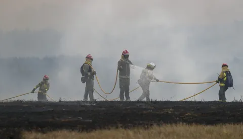epa12390239 Firefighters work to extinguish a new forest fire that started in the Sil Canyon and is spreading to Lornis, Lugo, Northern Spain, 19 September 2025. A new forest fire started in the Sil Canyon, forcing the closure of the railway line between Ourense and Monforte. The fire is endangering homes, particularly those in San Cosmede and Lornis. EPA/PEDRO ELISEO AGRELO TRIGO