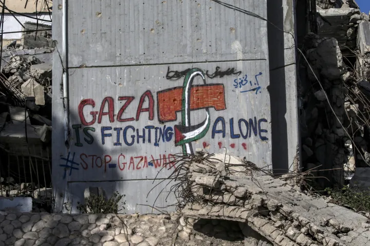 epa12393357 A graffiti on a wall reading 'Gaza is fighting alone' among destroyed buildings in Gaza City, Gaza Strip, 19 September 2025 (issued 20 September 2025). More than 65,200 Palestinians have been killed in the Gaza Strip since October 2023, according to the Palestinian Ministry of Health, and about 1,200 Israelis have been killed since the launch of an Israeli military campaign in response to a cross-border attack by Hamas on 07 October 2023. EPA/MOHAMMED SABER