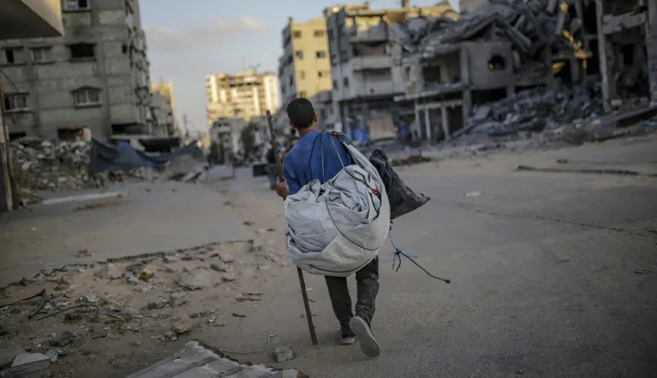 epa12393347 Internally displaced Palestinians carrying their belongings move to another area following an Israeli airstrike during a military operation in Gaza City, Gaza Strip, 19 September 2025 (issued 20 September 2025). More than 65,200 Palestinians have been killed in the Gaza Strip since October 2023, according to the Palestinian Ministry of Health, and about 1,200 Israelis have been killed since the launch of an Israeli military campaign in response to a cross-border attack by Hamas on 07 October 2023. EPA/MOHAMMED SABER