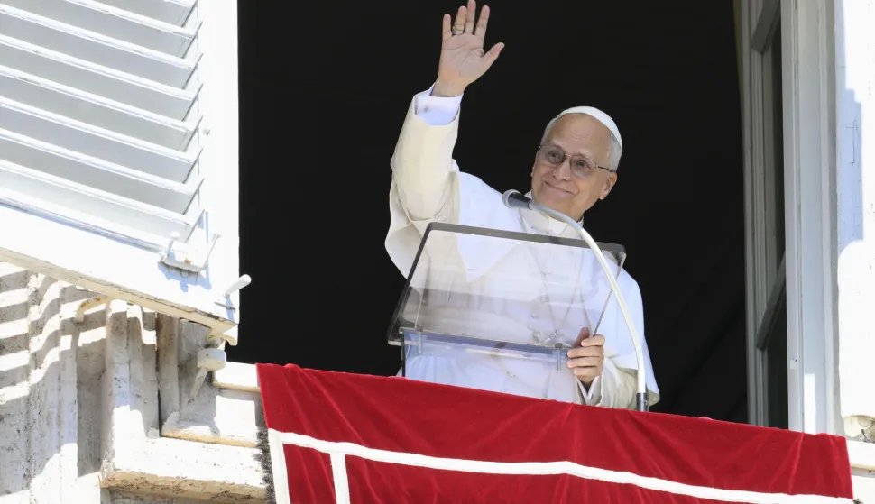 epa12395037 A handout picture, provided by Vatican Media Press Office, shows Pope Leo XIV during the Angelus in St. Peter's Square; Vatican City, September 21, 2025. EPA/VATICAN MEDIA HANDOUT HANDOUT EDITORIAL USE ONLY/NO SALES