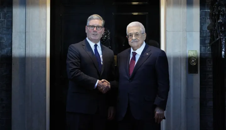 epa12362908 British Prime Minister Keir Starmer (L) greets the President of the Palestinian Authority, Mahmoud Abbas (R) outside 10 Downing Street in London, Britain, 08 September 2025. EPA/TOLGA AKMEN
