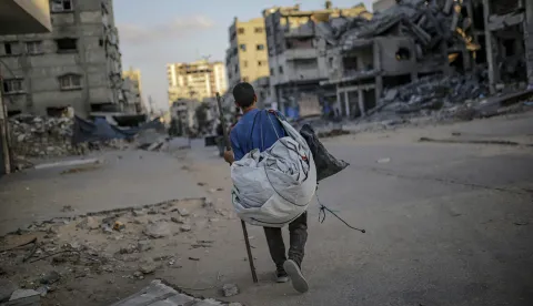 epa12393347 Internally displaced Palestinians carrying their belongings move to another area following an Israeli airstrike during a military operation in Gaza City, Gaza Strip, 19 September 2025 (issued 20 September 2025). More than 65,200 Palestinians have been killed in the Gaza Strip since October 2023, according to the Palestinian Ministry of Health, and about 1,200 Israelis have been killed since the launch of an Israeli military campaign in response to a cross-border attack by Hamas on 07 October 2023. EPA/MOHAMMED SABER