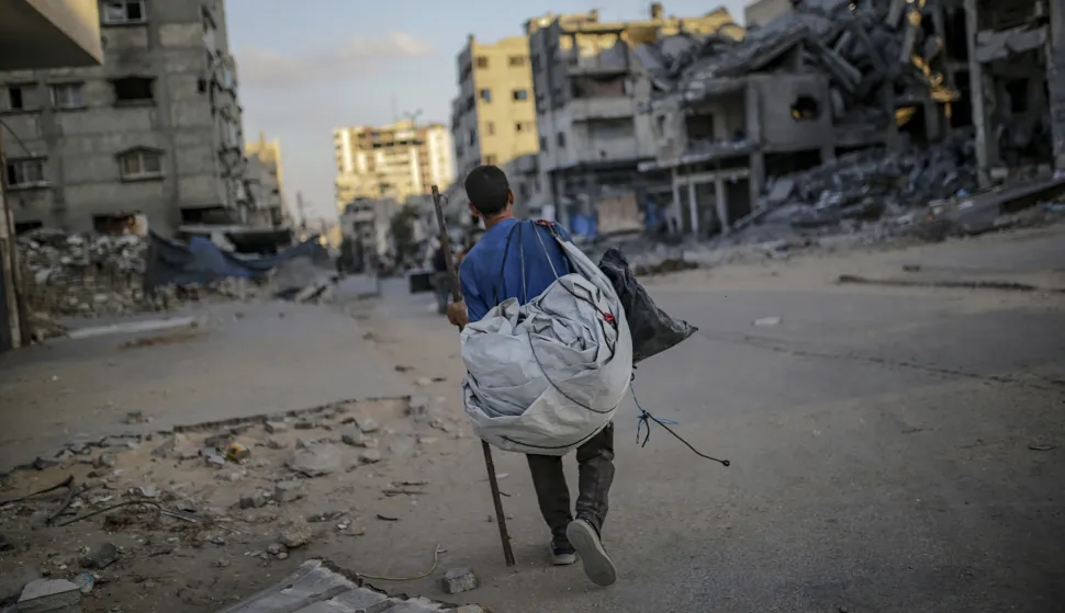 epa12393347 Internally displaced Palestinians carrying their belongings move to another area following an Israeli airstrike during a military operation in Gaza City, Gaza Strip, 19 September 2025 (issued 20 September 2025). More than 65,200 Palestinians have been killed in the Gaza Strip since October 2023, according to the Palestinian Ministry of Health, and about 1,200 Israelis have been killed since the launch of an Israeli military campaign in response to a cross-border attack by Hamas on 07 October 2023. EPA/MOHAMMED SABER