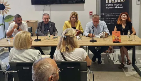 U Gradskoj knjižnici i čitaonici Vinkovci predstavljena je knjiga "Vinkovačke jeseni – hrvatski odgovor jugounitarizmu"