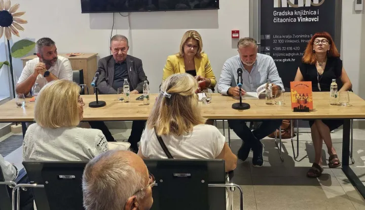 U Gradskoj knjižnici i čitaonici Vinkovci predstavljena je knjiga "Vinkovačke jeseni – hrvatski odgovor jugounitarizmu"