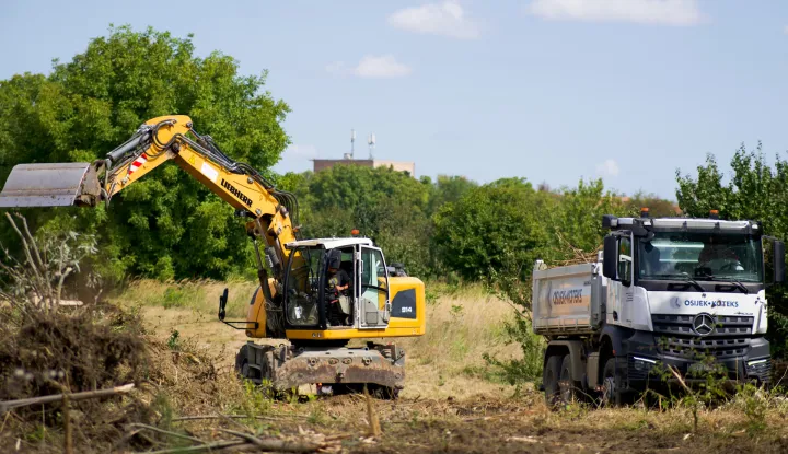 Osijek, 03. 09. 2035., Obilazak početnik radova na izvođenju 1. faze spoja sjevernog i južnog dijela južne obilaznice (Bistrička ulica). radovi; obilaznica; Bistrička ulica; gradonačelnik; Ivan Radić; Industrijska četvrt; bager