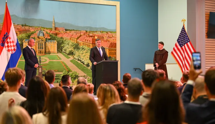 New York, 21.09.2025 - Predsjednik Republike Zoran Milanovi?i supruga Predsjednika Republike posjetili su u nedjelju ?upnu crkvu svetih ?irila i Metoda i sv. Rafaela i Hrvatski centar u New Yorku. foto HINA/ Ured predsjednika RH/ Marko BELJAN/ ik