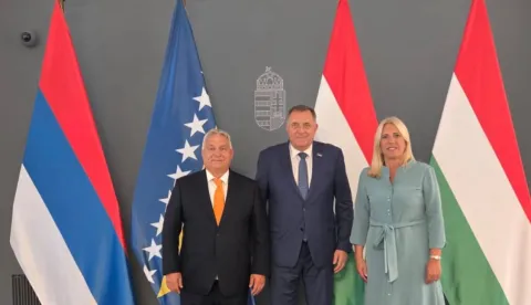 Premijer Mađarske Viktor Orban u ponedjeljak je ponovno nazvao Milorada Dodika predsjednikom Republike Srpske unatoč tome što je on osuđen i razriješen s te pozicije, prkoseći tako stajalištima Europske komisije čija je povjerenica Marta Kos danas osudila poteze srpske strane u BiH.