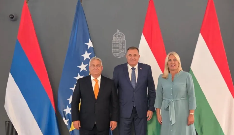 Premijer Mađarske Viktor Orban u ponedjeljak je ponovno nazvao Milorada Dodika predsjednikom Republike Srpske unatoč tome što je on osuđen i razriješen s te pozicije, prkoseći tako stajalištima Europske komisije čija je povjerenica Marta Kos danas osudila poteze srpske strane u BiH.