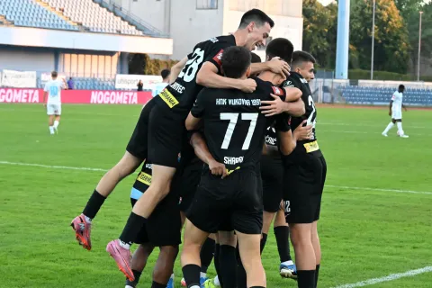 Vinkovci, 22.09.2025. - Utakmica 7. kola HNL-a Vukovar 1991 - Rijeka na Stadionu Cibalia. Na fotografiji slavlje nogometa?a Vukovara nakon pogotka Jakova Pulji?a za 1:1. foto HINA/Gordan Pani?/ ua