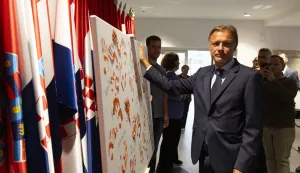 Zagreb, 23.09.2025 - Predsjednik Sabora Gordan Jandroković sudjelovao je u obilježavanju Nacionalnog dana borbe protiv nasilja nad ženama, u organizaciji saborskog Odbora za ravnopravnost spolova. Saborske zastupnice i zastupnici će otiscima svojih dlanova na platnu simbolički poručiti "Stop nasilju nad ženama". Na fotografiji Gordan Jandroković. foto HINA/ Daniel KASAP/ dk