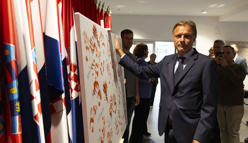 Zagreb, 23.09.2025 - Predsjednik Sabora Gordan Jandroković sudjelovao je u obilježavanju Nacionalnog dana borbe protiv nasilja nad ženama, u organizaciji saborskog Odbora za ravnopravnost spolova. Saborske zastupnice i zastupnici će otiscima svojih dlanova na platnu simbolički poručiti "Stop nasilju nad ženama". Na fotografiji Gordan Jandroković. foto HINA/ Daniel KASAP/ dk