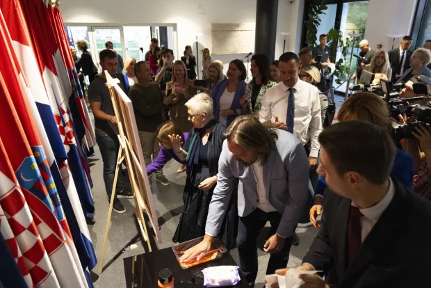 Zagreb, 23.09.2025 - Predsjednik Sabora Gordan Jandroković sudjelovao je u obilježavanju Nacionalnog dana borbe protiv nasilja nad ženama, u organizaciji saborskog Odbora za ravnopravnost spolova. Saborske zastupnice i zastupnici će otiscima svojih dlanova na platnu simbolički poručiti "Stop nasilju nad ženama". Na fotografiji Gordan Jandroković. foto HINA/ Daniel KASAP/ dk