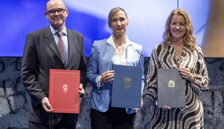 Zagreb, 23.09.2025 - Potpisivanje Memoranduma o suglasnosti o provedbi Financijskog mehanizma Europskoga gospodarskog prostora i Memoranduma o suglasnosti o provedbi Norveškog financijskog mehanizma za razdoblje od 2021. do 2028. godine. Memorandume su potpisali ministrica regionalnoga razvoja i fondova Europske unije Nataša Mikuš Žigman, veleposlanica Islanda u RH Helga Hauksdottir i veleposlanik Kraljevine Norveške u RH Arne Sannes Bjornstad. Na slici Nataša MIkuš Žigman, Helga Haulksdatitir, Arne Sannes Bjornstad.foto HINA/ Damir SENČAR/ ds