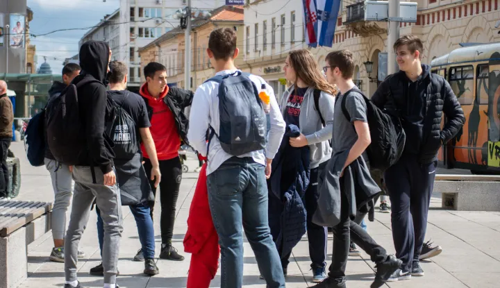 OSIJEK- 22.09.2022., ilustracija za popis stanovništva, mlado stanovništvo, mladi ljudi, učenici, mladost, slobodnjak.Foto: Andrea Ilakovac
