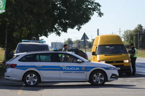 21.09.2025., Knezevi Vinogradi, Policijski punkt na ulazu u Knezeve Vinograde gdje se provjerava svako vozilo zbog africke svinjske kuge Photo: David Jerkovic/PIXSELL