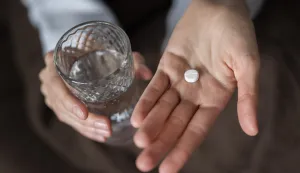 Close up hands holding pill and glassfreepikparacetamol tableta lijek temperatura bolovi ilustracija