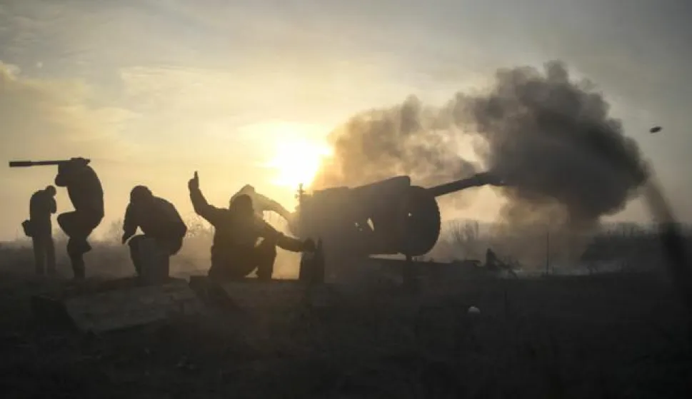 epa06431191 Ukrainian servicemen fire a towed howitzer close to a frontline near of Novoluhanske village of Donetsk area, Ukraine, 11 January 2018. Pro-Russian rebels attacked Ukrainian army positions in Donbas seven times in the past 24 hours, with three Ukrainian soldiers were killed in action and another four wounded according to the press center of the Ukrainian Anti-Terrorist Operation Headquarters. EPA/MARKIIAN LYSEIKO
