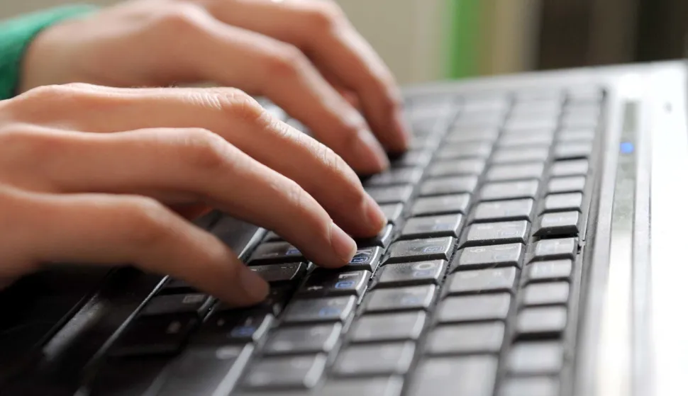 RIJEKA, 28. 01. 2014. - ILUSTRACIJA, LAPTOP, RAČUNALO, INTERNET, TIPKANJE, TASTATURA,    SNIMIO: VEDRAN KARUZA