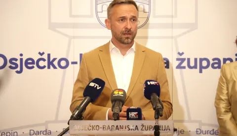 Osijek, 22. 09. 2025., Županijska 4, Velika vijećnica, Zajedno protiv nasilja, interdisciplirnarni pristup u radu sa žrtvama nasilja, stručni skup, Marin Piletić - Ministar rada, mirovinskog sustava i socijalne skrbi SNIMIO BRUNO JOBST