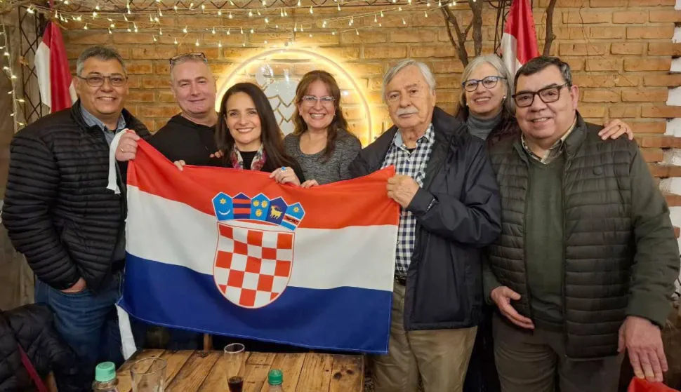 Madrid, 24.09.2025. - Hrvati u gradu Tariji, na jugu Bolivije, osnovali su udrugu sa 120 članova koja će se baviti kulturnim, sportskim i kulinarskim aktivnostima, a imat će i osobu za podučavanje hrvatskog jezika i pomaganje u postupku dobivanja hrvatskog državljanstva. foto HINA/ Miho Dobra&scaron;in/ ml